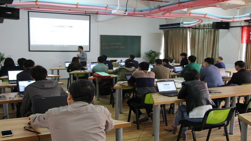师资背景是判断会计培训老师口碑排名的关键因素之一。以下是一些具体的考量点：
