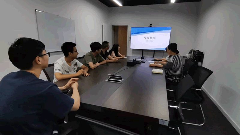 关于教材费是否包含，这取决于各个培训机构的具体规定。以下是一些可能的情况：